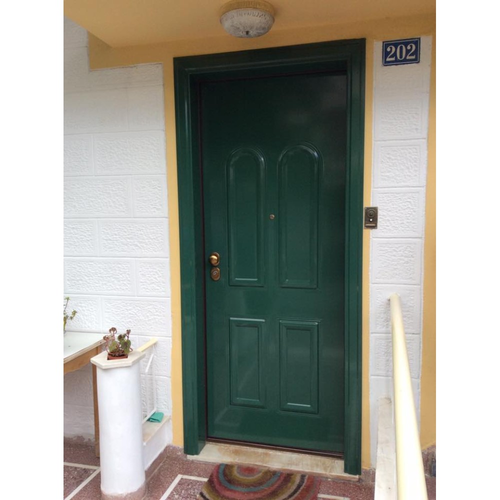 Πόρτα εισόδου μονοκατοικίας με επένδυση από αλουμίνιο σε χρώμα RAL στην Καλλιθέα