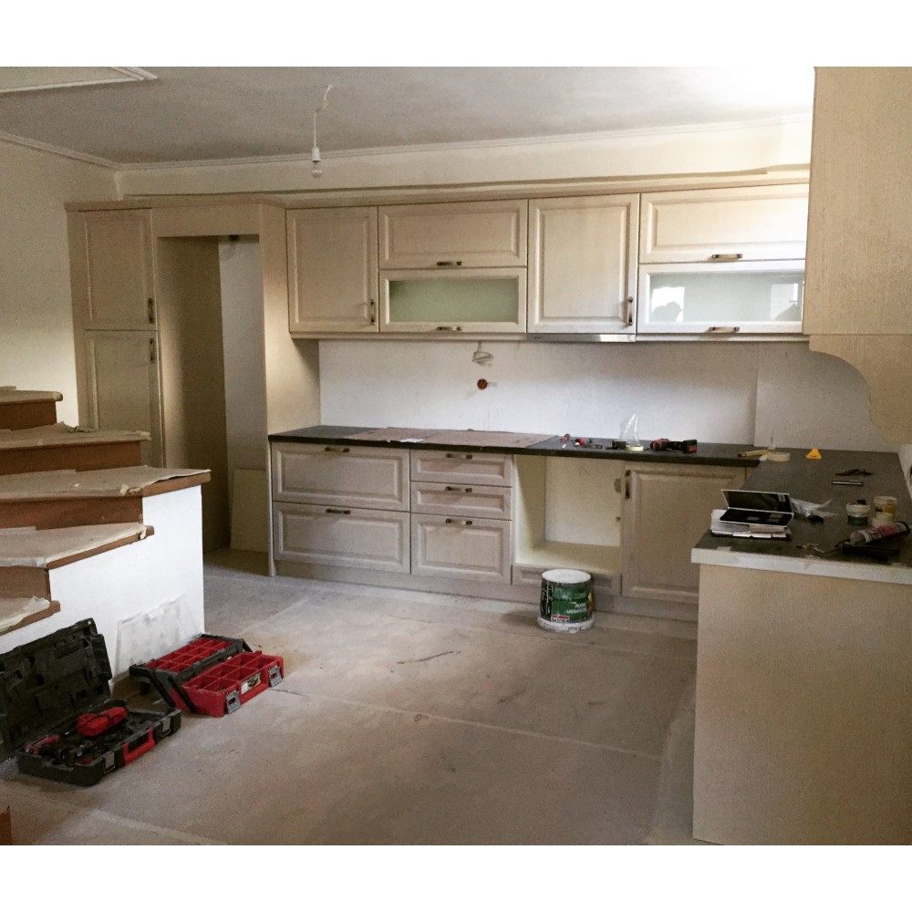 Κουζίνα ημιμασίφ πορτάκι Ίλιον